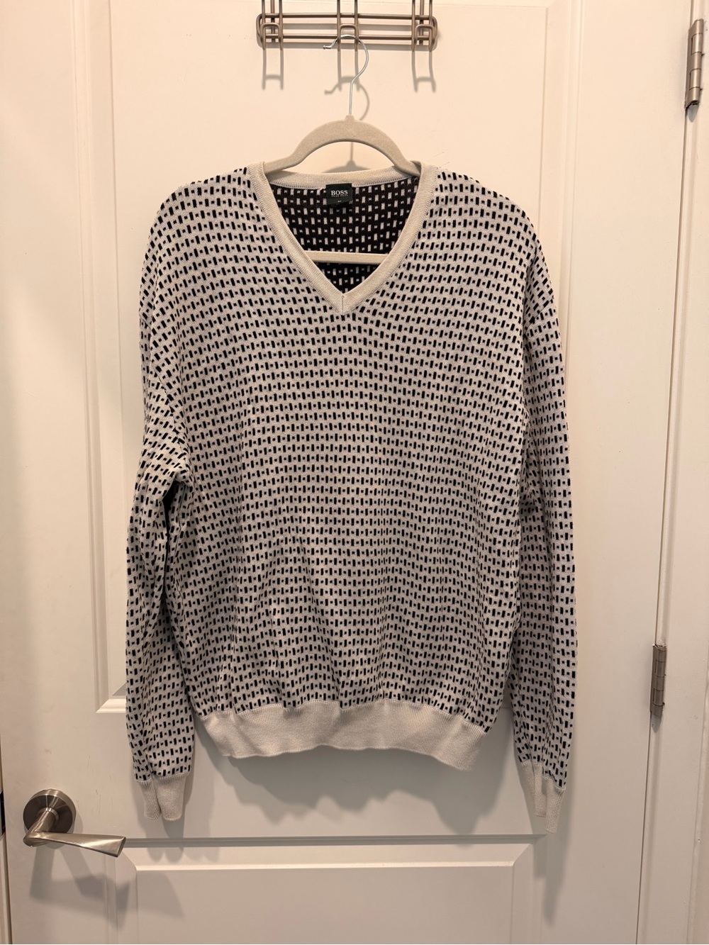 Hugo Boss Golf Black and White Patterned 100%
Cotton V-Neck Sweater Size L